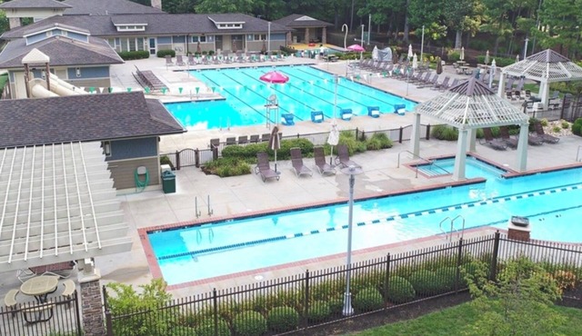 Cozy king bed condo in Historic Williamsburg on beautiful Kingsmill resort.