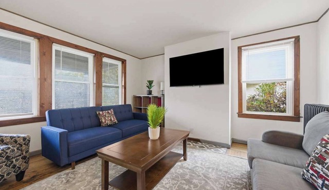 Cozy King Bed - Near City - Easy Airport Access