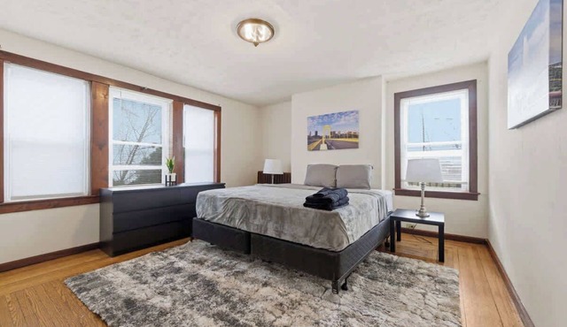 Cozy King Bed Near Downtown & Airport Access