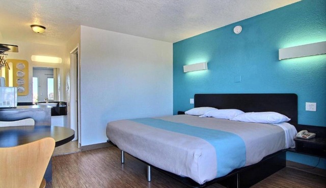Cozy King Bed Room|Pool|Free Wifi