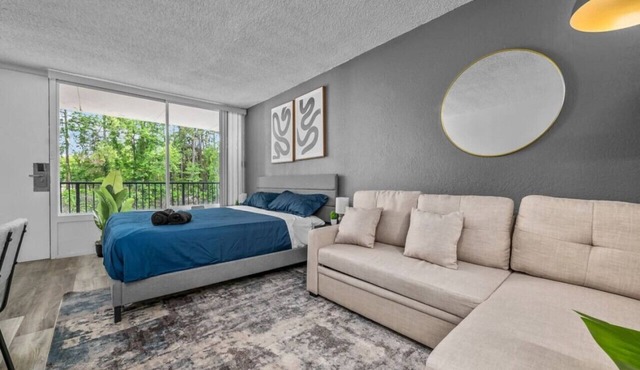 Cozy King Bed Suite—Minutes to Downtown JAX!