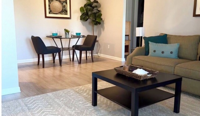 Cozy king Bed, Walk to dining, Funny Bone, night clubs. On Pair club.Free coffee