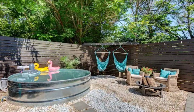 Cozy King Blue H2O Staycation , Stock Tank Pool, Hot Tub, Fire Pit Pets OK!
