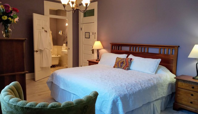 Cozy king ensuite room in historic railroad inn
