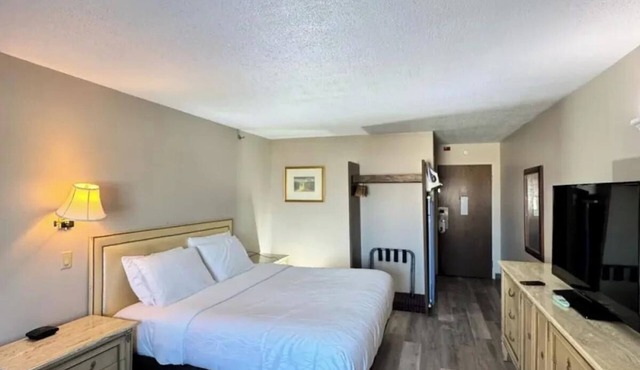 Cozy King Room Near University of Maine – Perfect for Couples or Solo Travelers