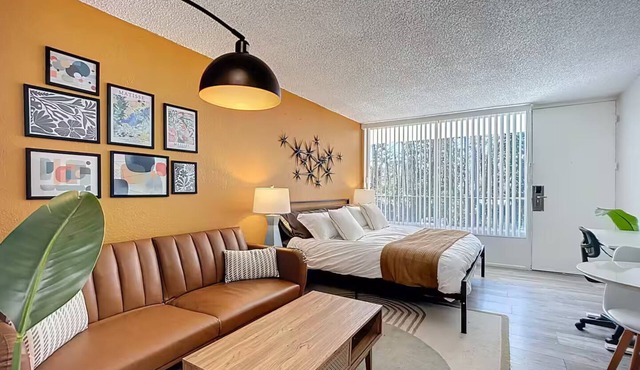 Cozy King Studio | Near Zoo & Downtown