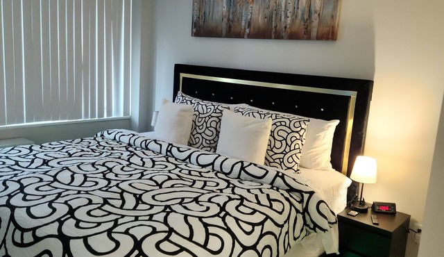 Cozy King suite at the Heart of Towson.