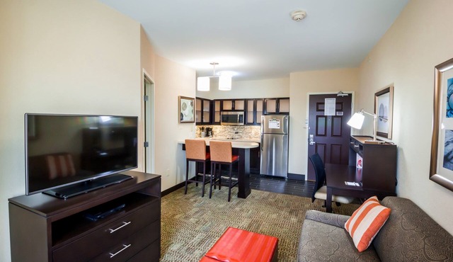 Cozy King Suite | Seasonal Outdoor Pool, 24-Hour Business Center and Fitness Center