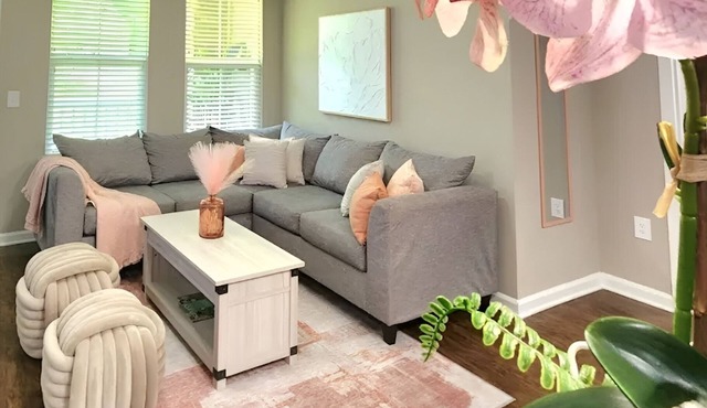 Cozy King Suite/Smart TVs/Self Check-In/Free Parking & Wi-Fi