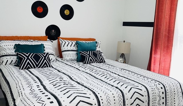 Cozy King Suite w/free parking - 15 mins from Downtown