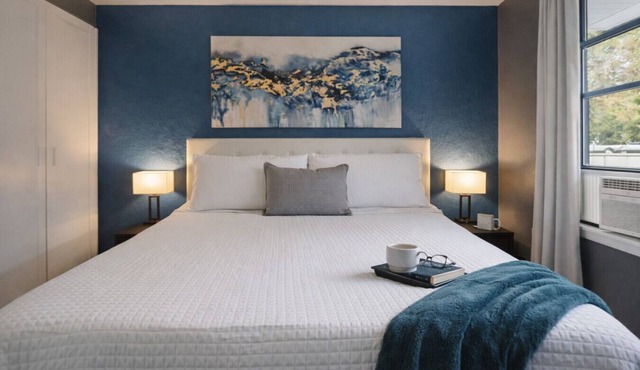 Cozy King Suite, wheelchair accessible, Fast WiFi