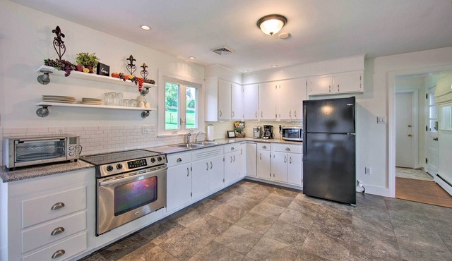 Cozy Kinzers Getaway w/Furnished Deck, Grill