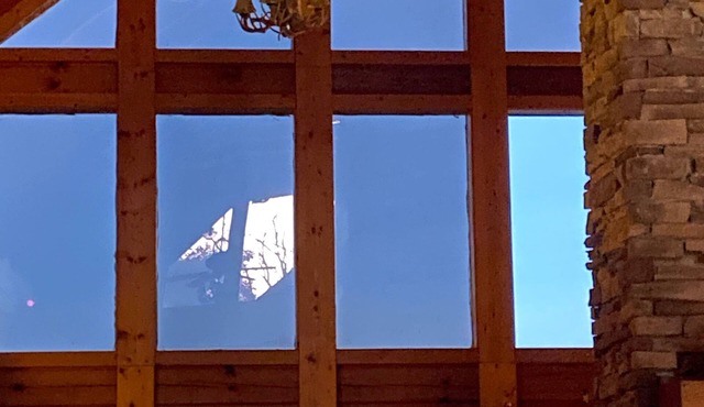 Cozy, knotted pine lodge and cabin with fire pits, fireplaces, PET friendly
