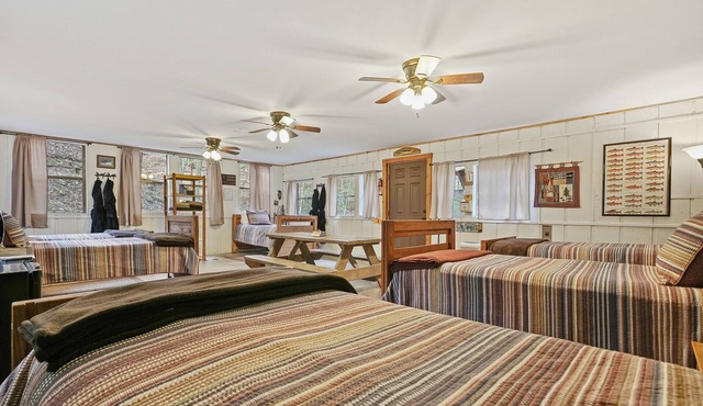 Cozy KOI COVE with AC and WiFi at magical Mulberry Gap!