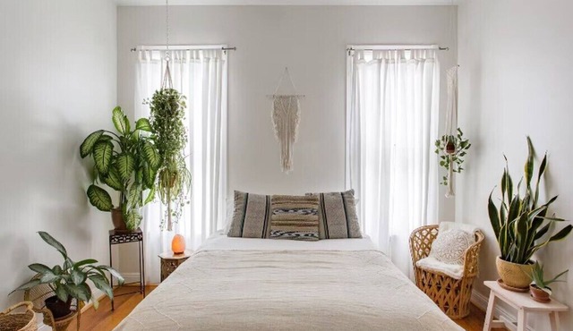Cozy Koreatown Home w/Gated Parking + Tons of Good Food within walking distance