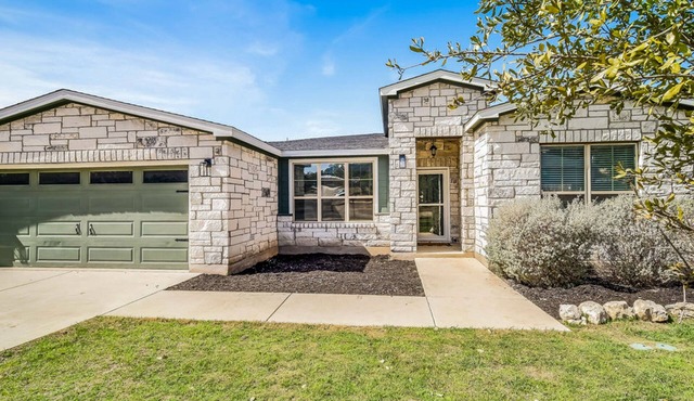 Cozy Lago Vista home with Private Pool table, mile from the stunning Lake Travis