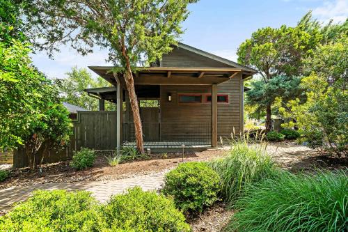 Cozy Lake Cabin - 1BR - Pickleball - BBQ - Firepit