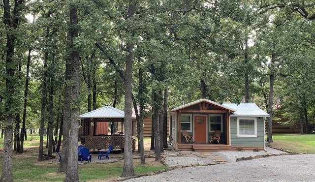 Cozy lake cabin - fire pit, near beach, hiking, golf & disc golf!