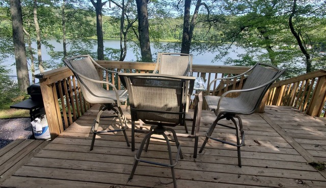 Cozy lake cabin in Delton Michigan, heat, air and wifi.