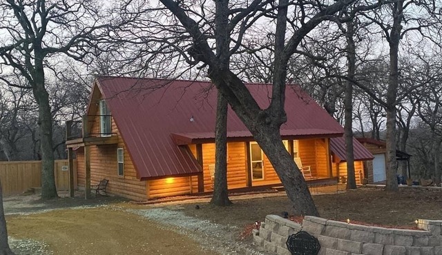 Cozy Lake Cabin located by the sandiest beach on Lake Texoma -Excellent Fishing