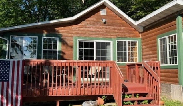 Cozy lake cabin with your own private dock. Secluded lot close to the city!
