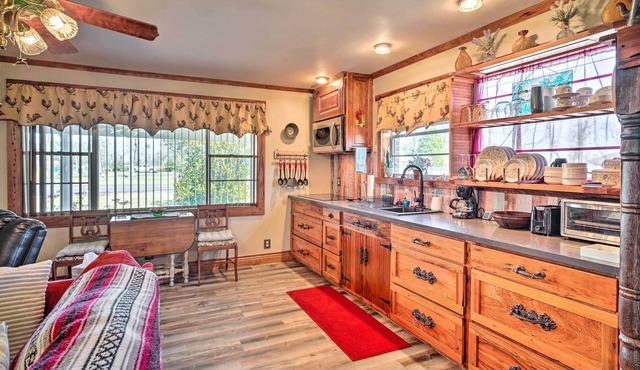 Cozy Lake Charles Studio w/Golf Course Views
