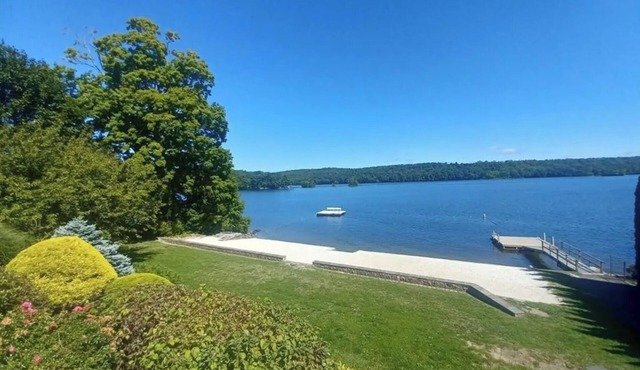 Cozy Lake Community Cottage with private beach & hot tub - ideal for long stays