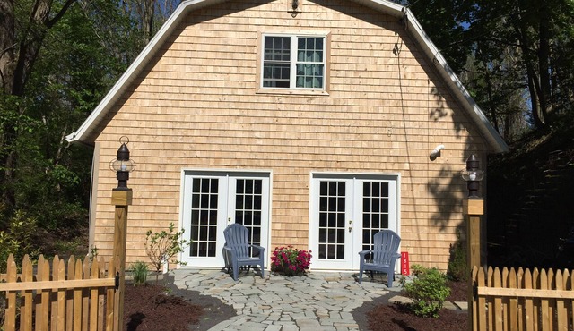 Cozy Lake Cottage and just a short drive into the village of Skaneateles!