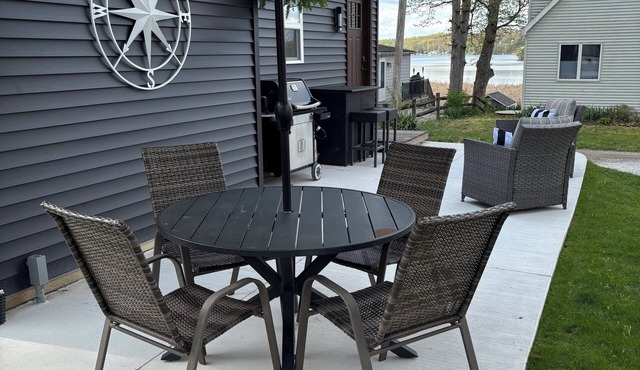 Cozy lake Cottage on Dewart Lake with hottub, 1 mile from Blue Barn Berry Farm