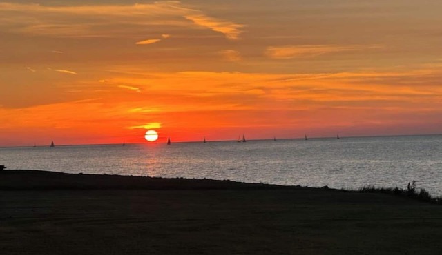 Cozy Lake Cottage on Niagara Wine trail with Hot tub. 35 mins to Niagara Falls!