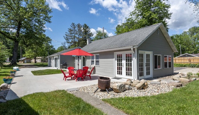 Cozy Lake Cottage On Beautiful Gun Lake with Pontoon