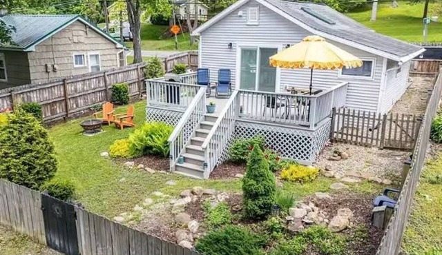 Cozy Lake Cottage - Pet Friendly