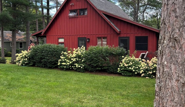 Cozy Lake Cottage sleeps 8