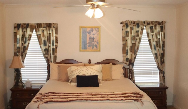 Cozy lake cottage with huge front deck, 2 minute walk to Thunder Bay Marina!