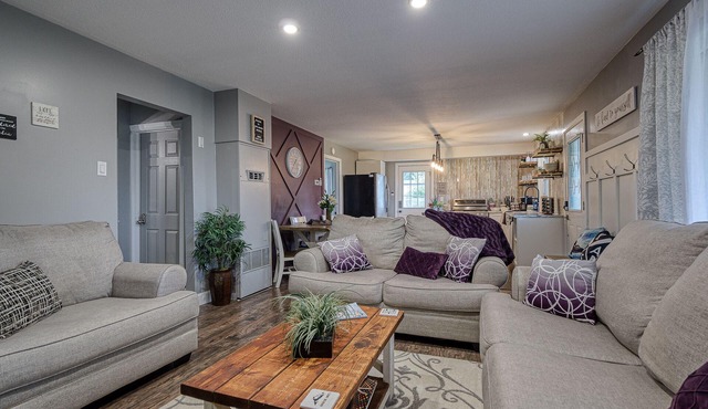 Cozy Lake Erie cottage with Hot Tub, steps to the beach!