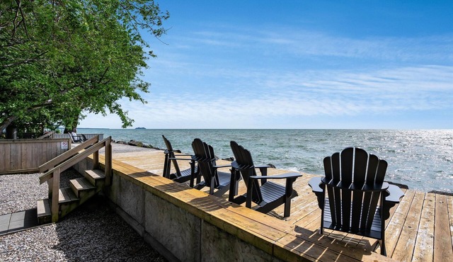 Cozy Lake Erie Getaway | Deck Firepit Point Pelee