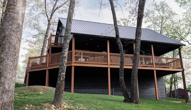 Cozy Lake Escape: Unwind with Stunning Lake Views in New Eucha.