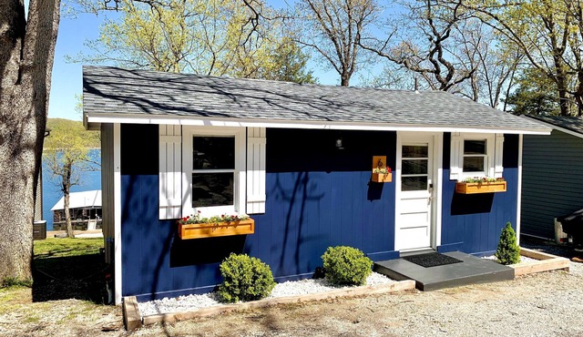 Cozy Lake Front Cabin on Table Rock Lake. Pool, Private Hot Tub & Fire Pit.