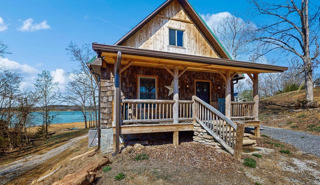 Cozy Lake Front Cabin, Sleeps 4, Dock, Play Yard