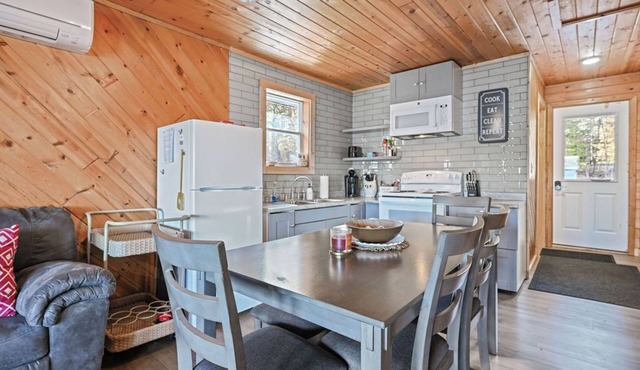 Cozy Lake Front Cabin