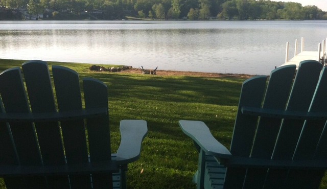 Cozy lake front cabin with WiFi, AC in awesome Angola