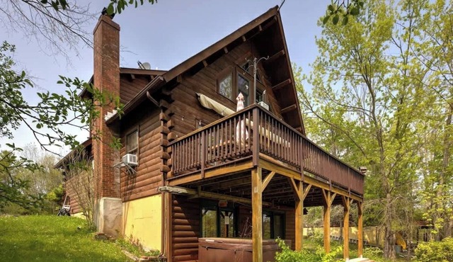 Cozy Lake Front Cabin with Hot Tub! Sleepy Hollow