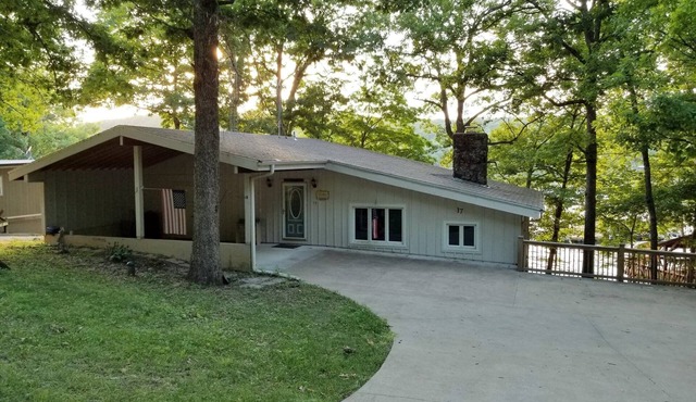 Cozy Lake Front Cottage w/dock, perfect family retreat!