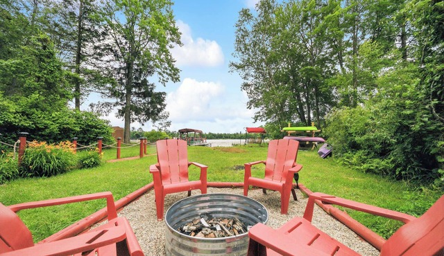 Cozy lake front cottage in Baldwin, MI with hot tub!
