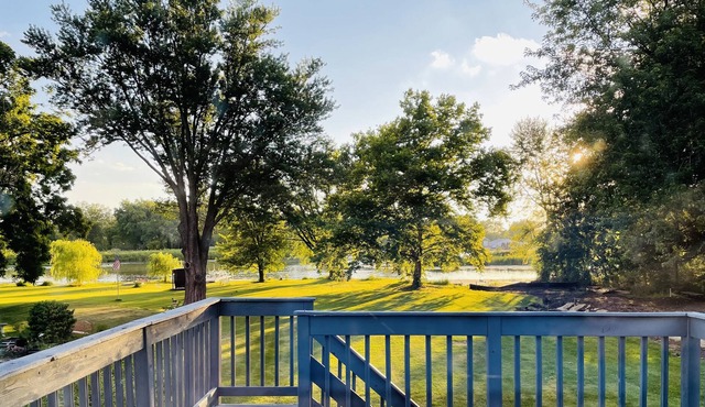 Cozy Lake Front Getaway! Views/Fishing/Dogs Welcome/Skiing/Kayaks/Huge Yard!