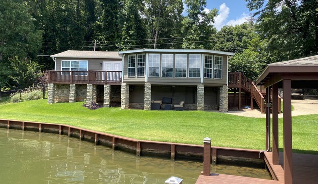 Cozy Lake Front Home with Private Boat Launch/Dock