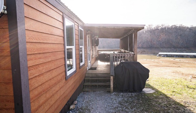 Cozy Lake Front Park Model on Douglas Lake with Hot Tub!