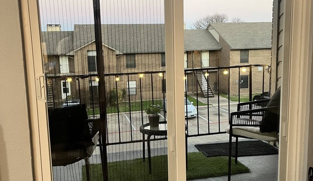 Cozy lake front property with a nice water view & minutes to the harbor resort.