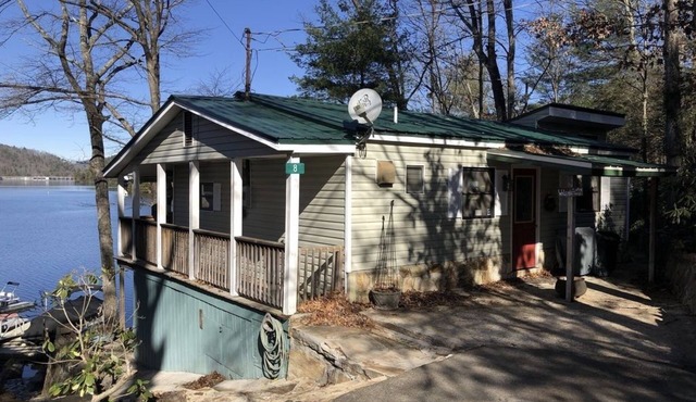 Cozy Lake-front cabin with a private dock and beautiful views on Lake Santeetlah