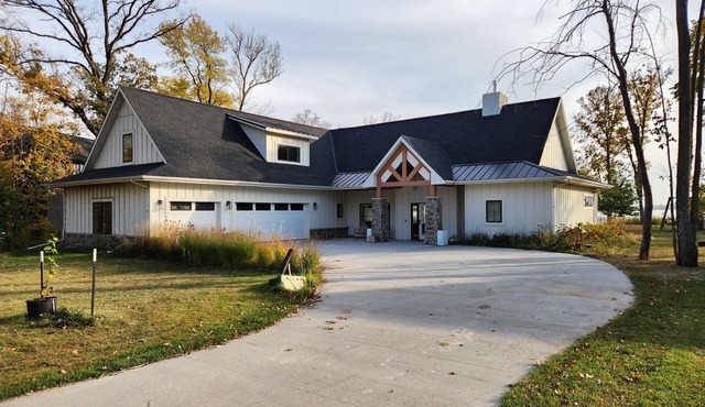 Cozy lake front home on Crystal Lake-Great for hosting!